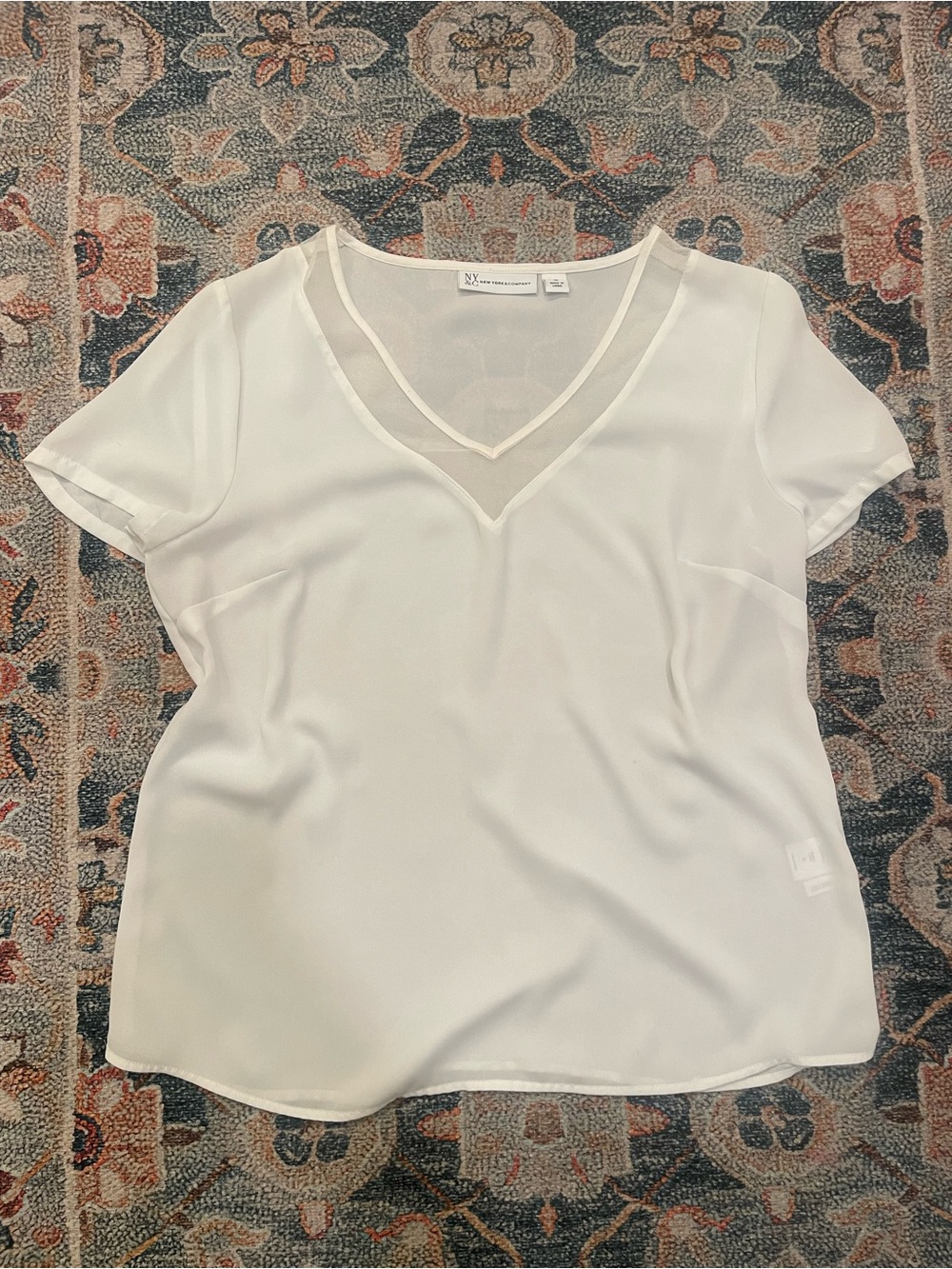New York & Company Lightweight White V-Neck Short Sleeve Top - M